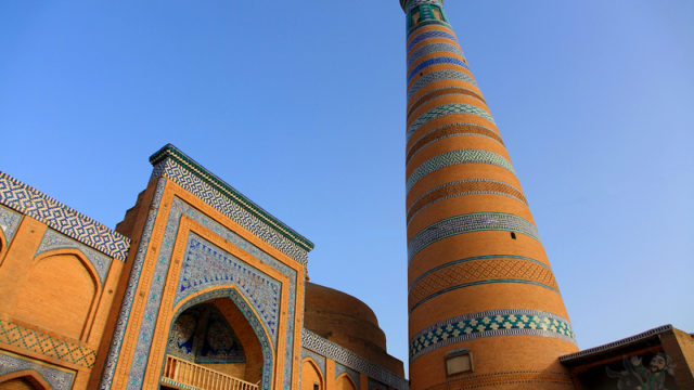 https://uzbekistan.travel/wp-content/uploads/2017/07/MEDRESE-I-MINARET-ISLAM-HODZHA-640x360.jpg