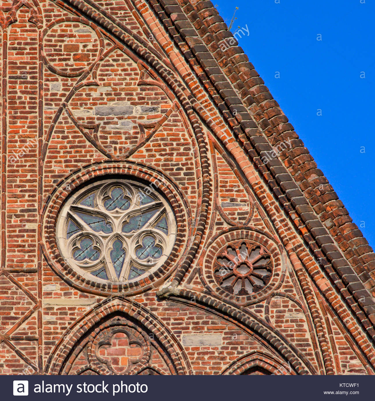 https://c8.alamy.com/comp/KTCWF1/rosette-window-and-decorated-brick-wall-part-of-the-gothic-church-KTCWF1.jpg