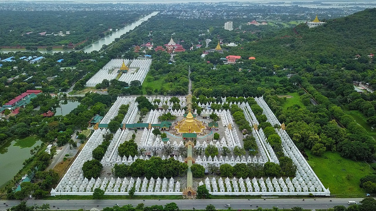 https://upload.wikimedia.org/wikipedia/commons/thumb/0/0c/Ku_Tho_Taw_Pagoda_%26_Sandar_Muni_Pagoda%2C_Mandalay.jpg/1280px-Ku_Tho_Taw_Pagoda_%26_Sandar_Muni_Pagoda%2C_Mandalay.jpg