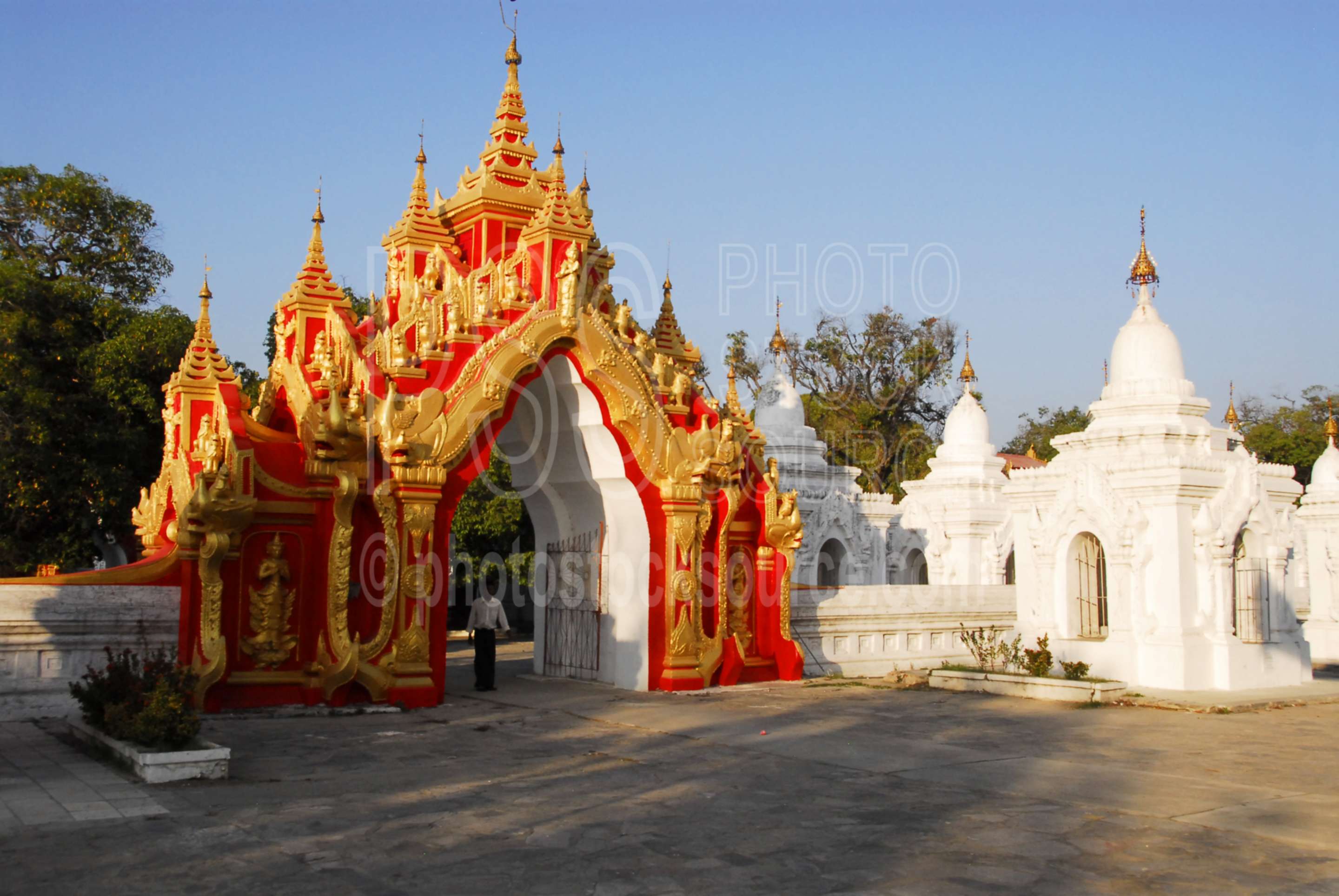 http://www.photostocksource.com/images/burma-mandalay-kuthodaw-pagoda/160273047-kuthodaw-pagoda-gate-lg.jpg