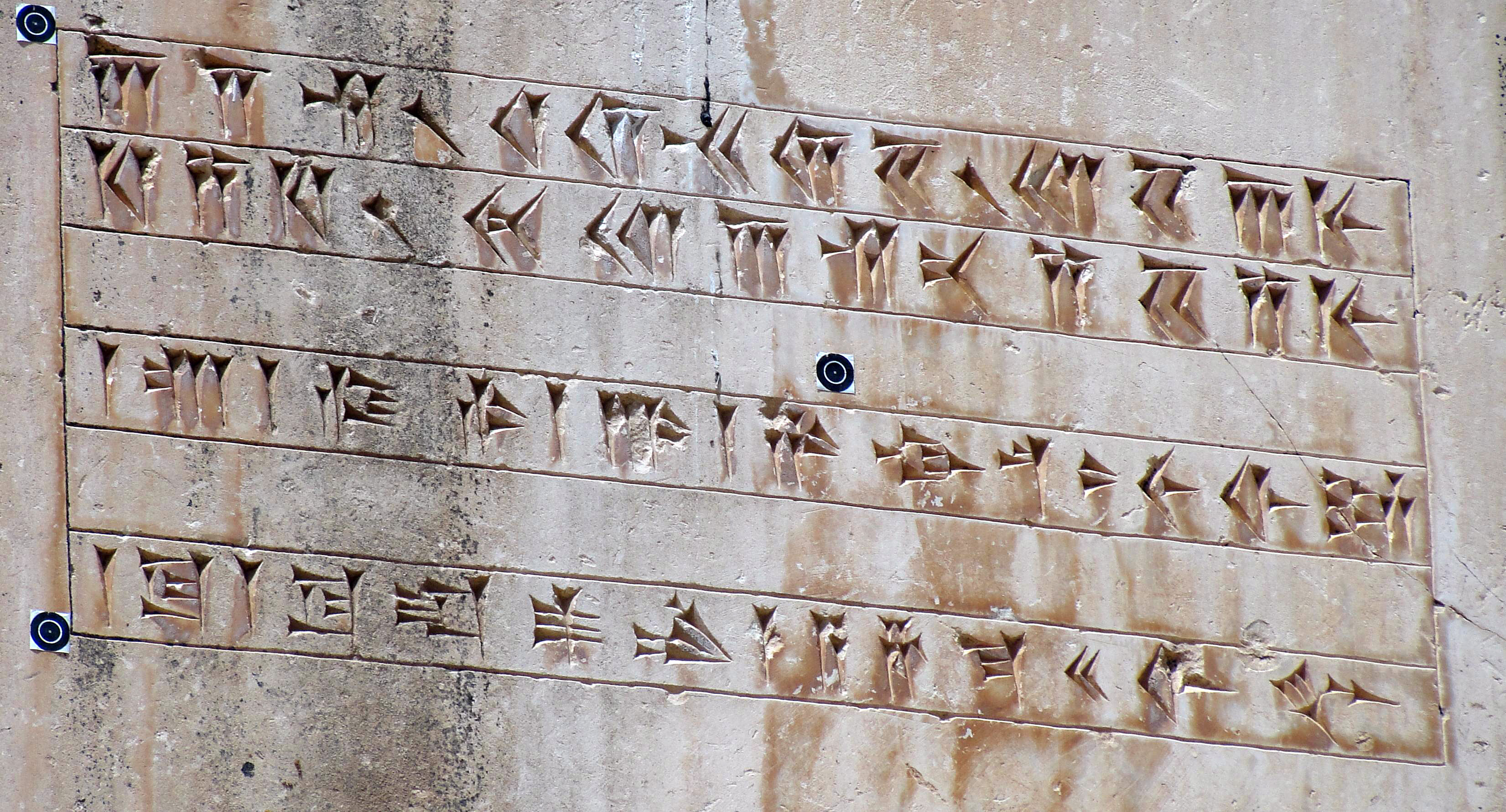https://upload.wikimedia.org/wikipedia/commons/2/22/I_am_Cyrus%2C_Achaemenid_King_-_Pasargadae.JPG